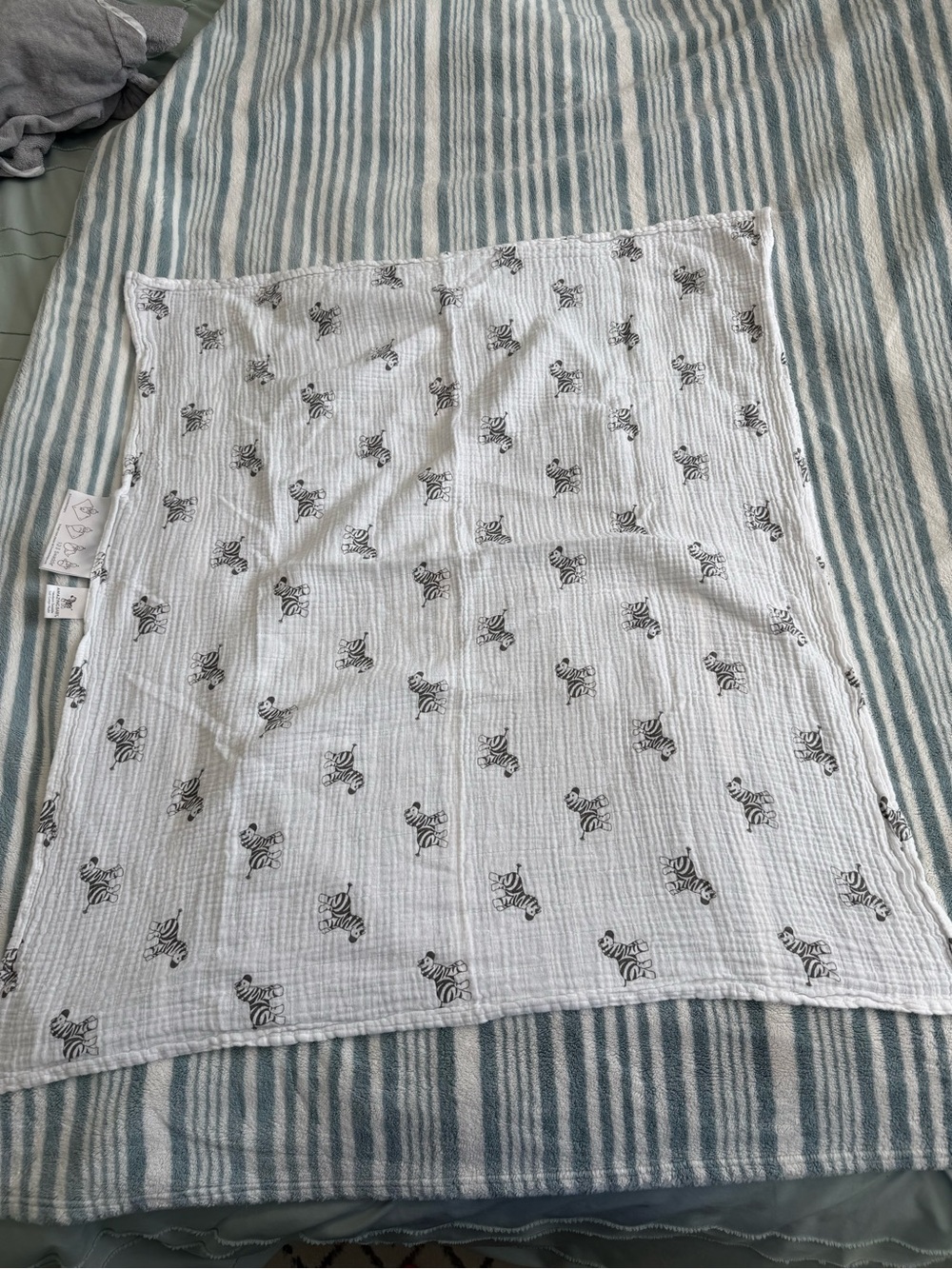 Amazing Baby Breathable Muslin Swaddle Blanket Zebra Print White/Black Unisex